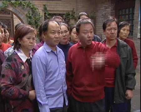 村委会欲解决留守妇女打牌问题,私下打探被何老贵看到了
