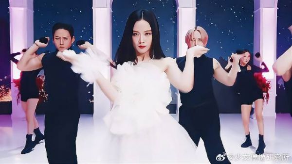 丑衣服也挡不住绝美脸蛋|金智秀