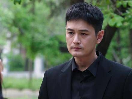 父亲临终留下谜一般的话语,儿子四处寻找却一无所获