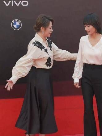 马丽 携手亮相红毯,不同于其他女星的袒胸露背,两人自然大方地谈笑风生…