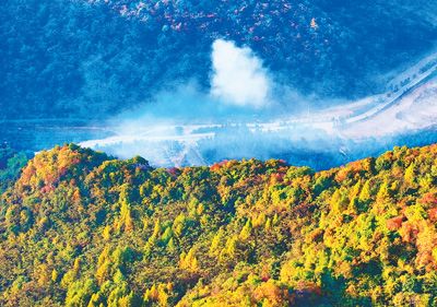 近日，位于辽宁省本溪市本溪满族自治县东营坊乡南营坊村的老边沟景区在晨雾中美不胜收。李坚强摄（人民视觉）