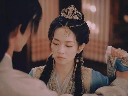 初月遇见她,如同春水映梨花 一念关山 遇见她,仿佛春水映梨花 一念关山