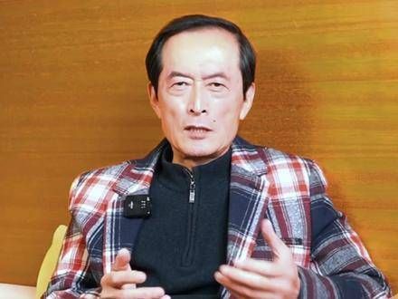 演员董祁明再现《亮剑》“鄙人不善奔跑”经典桥段～ 再现 名场面