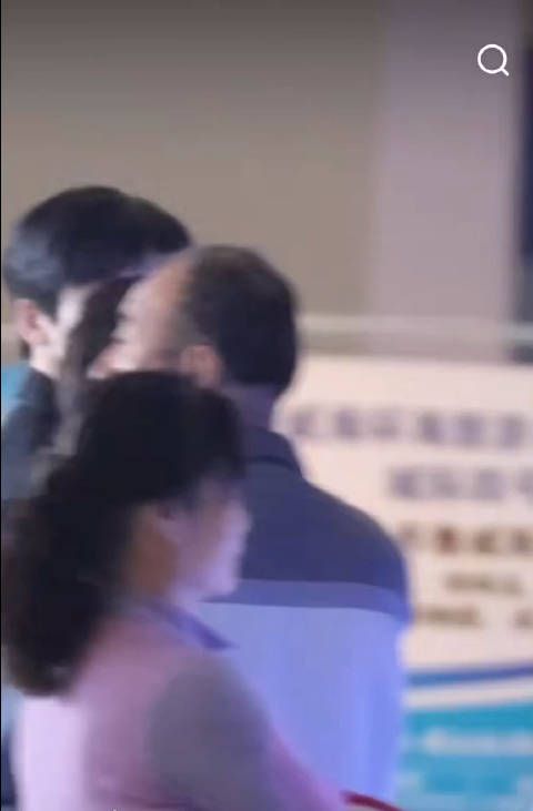 张凌赫生图路透,这巴掌小脸,素颜也闪闪发光