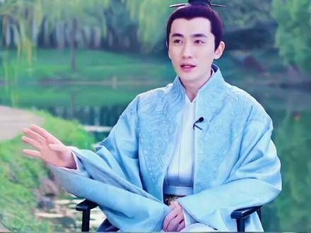 好神奇,这里他穿着齐衡的衣服拉着衣袖,可是表情和神态却很朱一龙