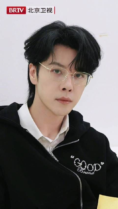 陌上人如玉,公子世无双,@徐海乔 全新释出的金丝眼镜造型,尽显儒雅气质
