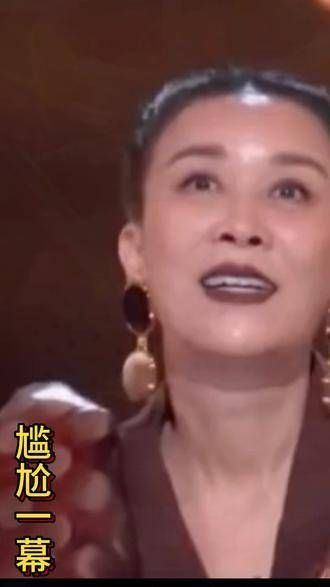 那英演唱会上的尴尬瞬间 那英似乎要崩溃了 点燃全场