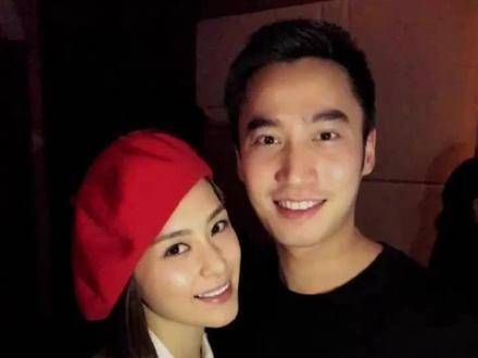 赖弘国与妻子在日本游玩,Alice装扮成学生妹,甜美可爱…