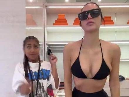 WOW!Kanye的女儿与卡戴珊共舞