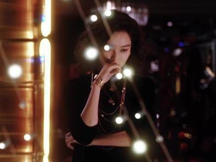 是谁对老板娘如此着迷?