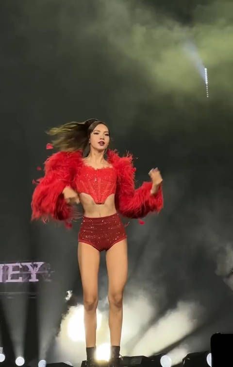 人间芭比Lisa,这大腿简直绝