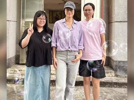 看她的电视剧无数,真人却是首次相见,果然美丽动人