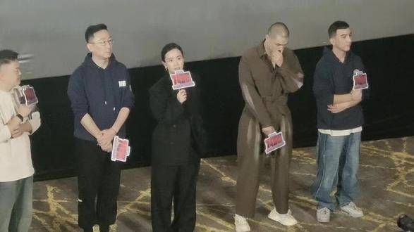 说实话,人物关系有点稀薄,总体来说还算可以,世界让我遍体鳞伤,伤口却长出了翅膀