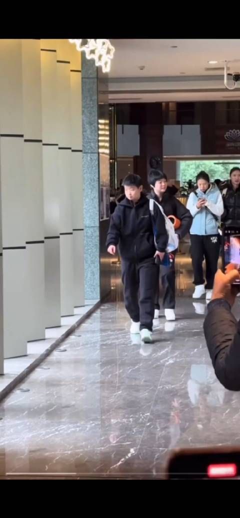 莎局气场真的超强!莎莎穿黑色好看,走起路的样子还挺霸气的