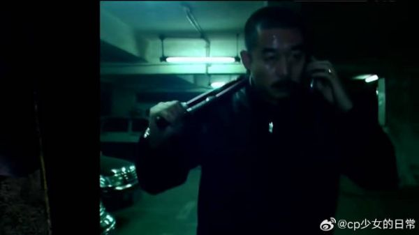 匪徒想撞警察,误打误撞害死自己,却令大叔慌了神