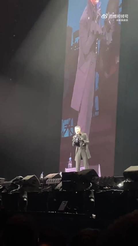 11日，@乒乓倪夏莲 现身张学友上海演唱会，张学友说自己比她虚长两岁…