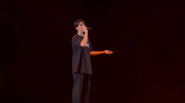红馆尾场,冯允谦演唱了英皇时期的旧歌《我好想你》