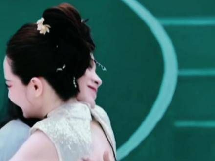 怎么回事怎么回事?君君被7V牵着手,仿佛带着小女友见家长的感觉!