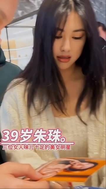 宋佳、朱珠和倪虹洁偶遇粉丝,亲切地为他们签名!