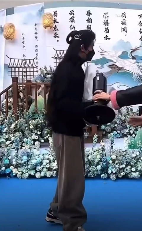 邓为《仙台有树》开机一周年啦,还记得一年前的今天,被紫色淹没的横店…
