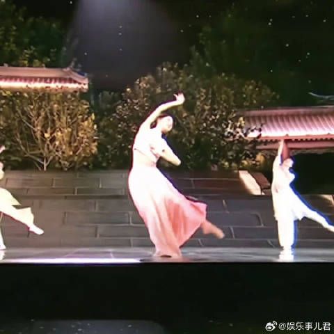 练家子和业余的区别真的很明显,她就随意的扭了两下,手臂的线条都是尽现的