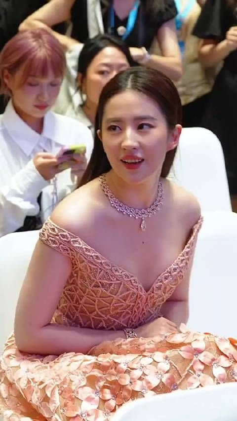 刘亦菲胸前美人痣真漂亮