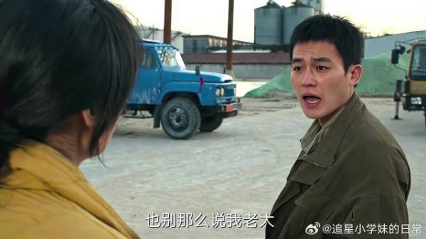 女友陪小伙跑车，小伙却只想大姐，女友直接一铁锹