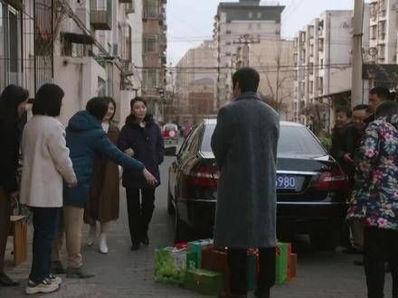 黎光真是懂得做人,派人给慕嘉家里送去高档年货,面子和里子都照顾到了