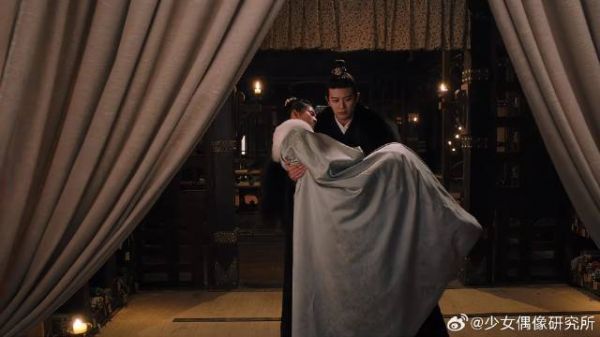 周生辰抱时宜回房,哪料被她拉着不让走,下秒反应太宠