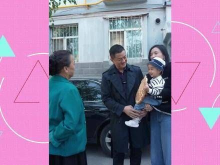 李亚鹏携妻女返回故乡新疆,街坊邻居纷纷催促再生一个,还预测这次会是男孩