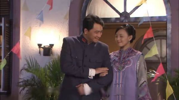 农妇找督军夫人接济,守卫嫌弃寒酸轰走,谁料夫人都要喊她大小姐