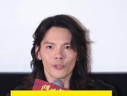 文章模仿向佐摸鼻梁,两人都是李连杰的心头好