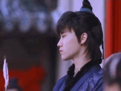 十几岁的 边天扬 饰演小 顾廷烨…