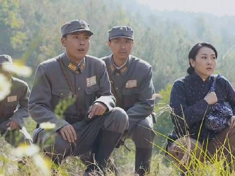 女人上厕所时无意间发现,草丛里面竟然躲着敌人的伏兵