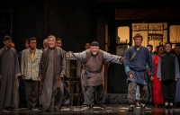 在川流不息的舞台上，《茶馆》叫停了时间，成为中国特有的戏剧现象