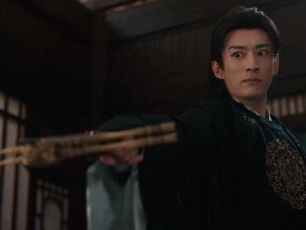 （剧中他有旧疾，加上被刺受伤，显得有些虚弱）