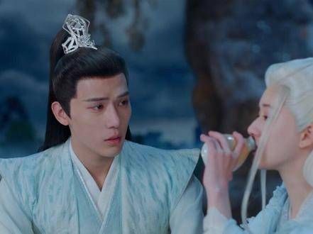 阿音独自饮酒,古晋王安宇 走来为她披上外套,并温柔提醒“梨花酿后劲很强”