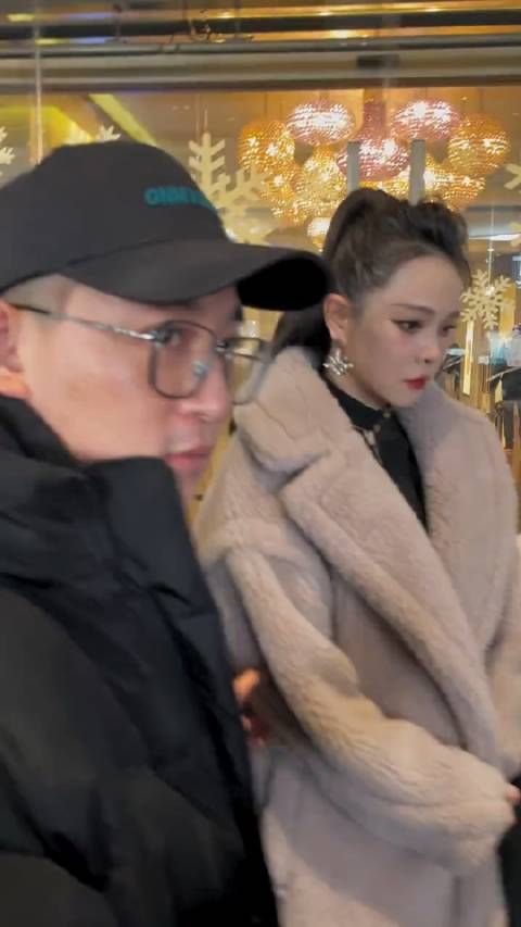 机场偶遇伊能静和秦昊,有钱真好啊!