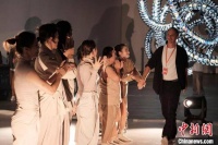 荷兰编舞家“邂逅”北京 与中国舞者合作包容性舞蹈展演