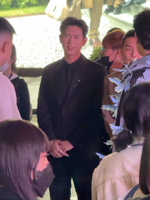 李现在VOGUE盛典 红毯旁候场中…