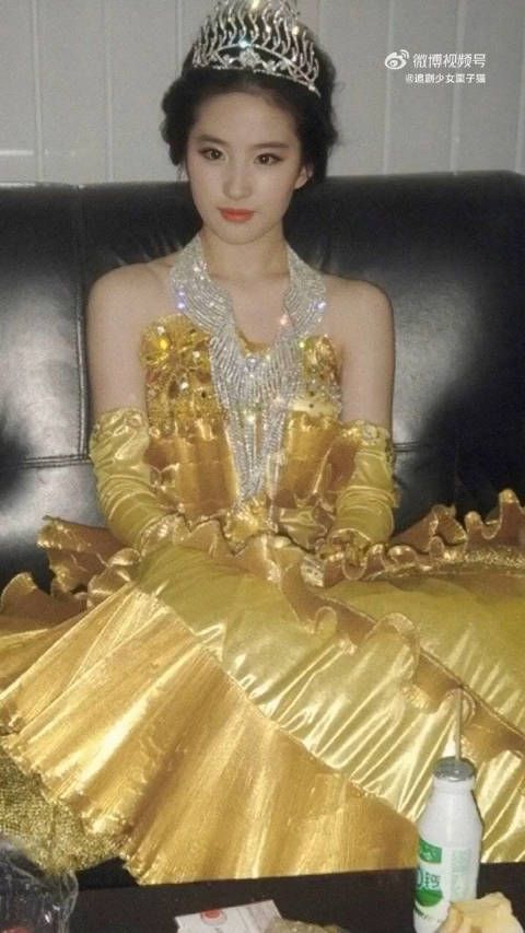 才知道历史上第一位金鹰女神是神仙姐姐!出道即巅峰,从小美到大啊啊啊!