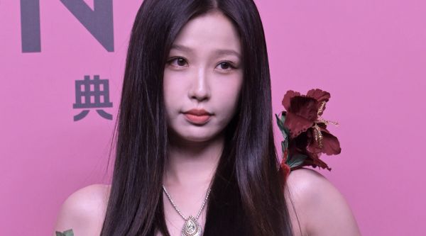 来啦~一袭红裙,好像一朵石榴花!明艳大气,炽爱生火焰