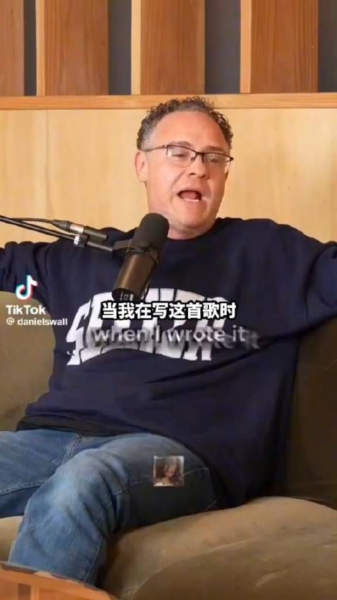 神级作词:蕾哈娜的首支冠单《SOS》的第二段歌词…