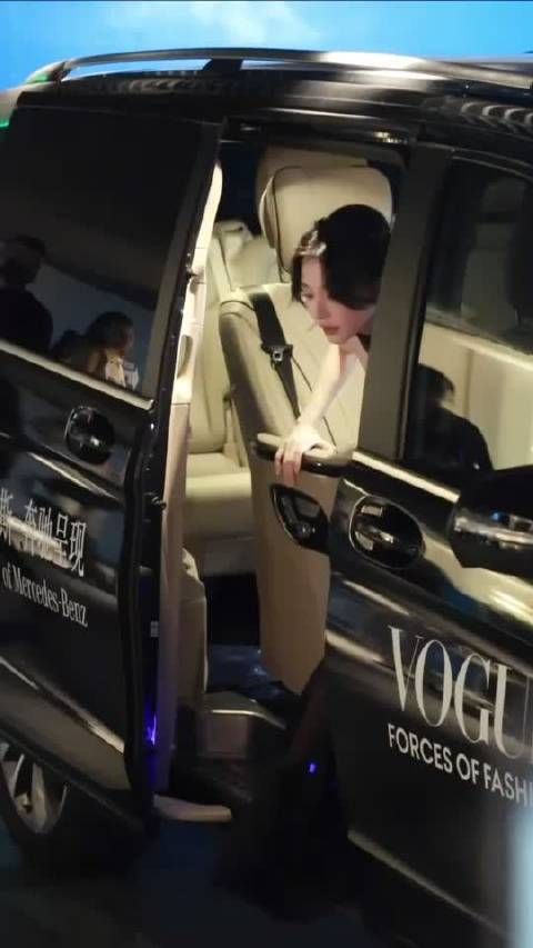 绝美易梦玲现身刘冲直播间,大露背身材惊艳四座