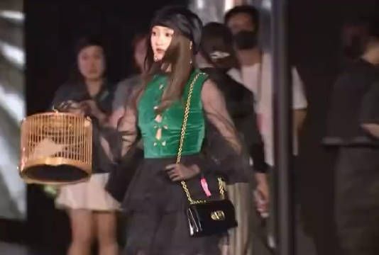 黑蕾丝造型登场,突破华伦新风格,粉丝直呼天生“衣架子”…