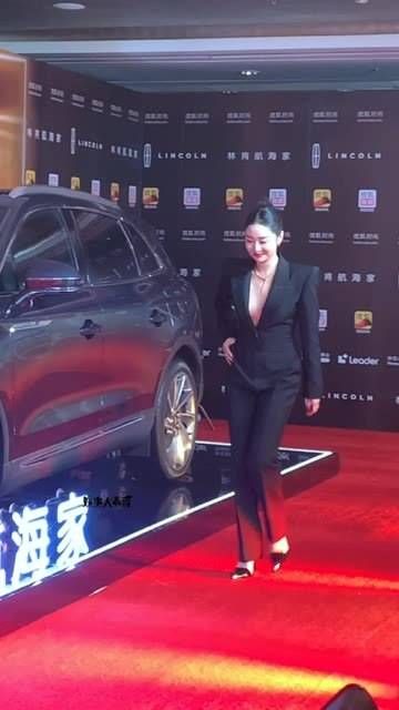 大嫂高叶 到了!嫂子穿黑色西装真帅气!今天怎么没见到高启强呢 今天