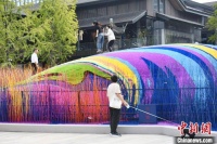 四川成都：大型公共艺术装置“悦动的山丘”吸引民众