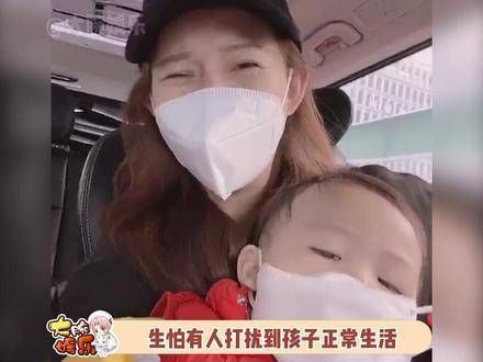 完全素颜，头发凌乱，吃东西时毫不在意形象，喝着大杯啤酒，表情痛苦至极