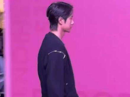 纯素颜走上红毯,这条裤子也只有王一博能完美驾驭了
