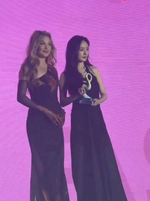 谷爱凌给杨幂颁奖,两位美女好养眼